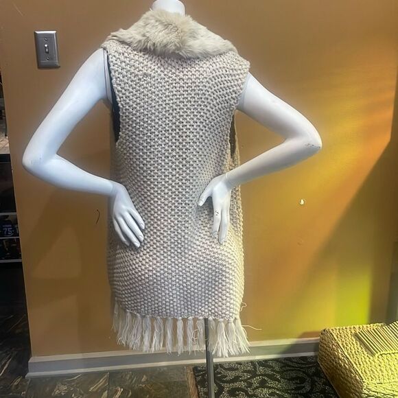 Anthropologie Lily’s Closet Ivory Sweater Vest With Faux Fur Collar Size S - Picture 6 of 15